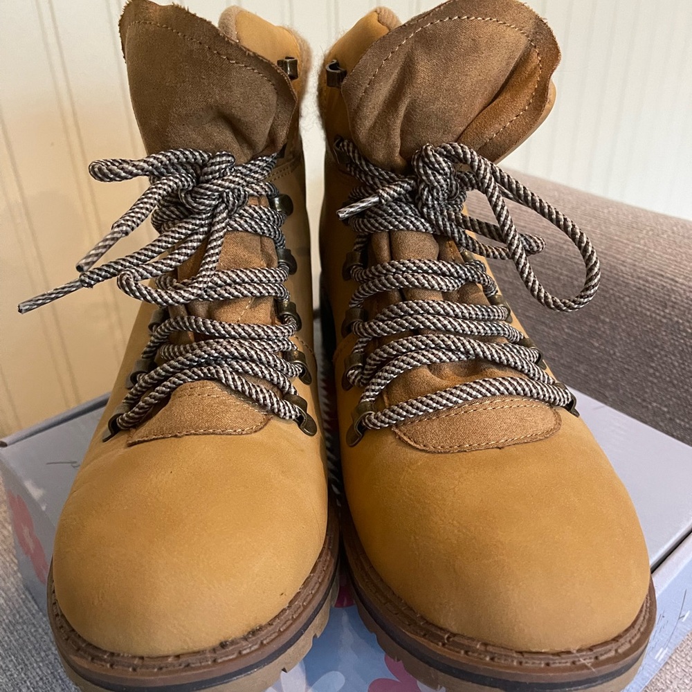 Winter boot tan small heel. US size 10. Normally size 8.5-9. Time and tru brand
